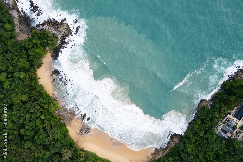 海浪冲击的鸟瞰图海岸岩石上白色泡沫的海浪俯视图岩石海岸