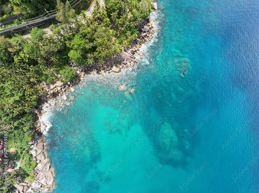 普吉岛海岸鸟瞰图。美丽的海面令人惊叹的海浪海景山