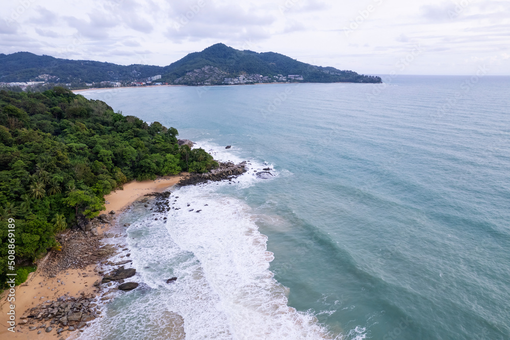 海浪冲击的鸟瞰图海岸岩石上白色泡沫的波浪俯视图岩石海岸