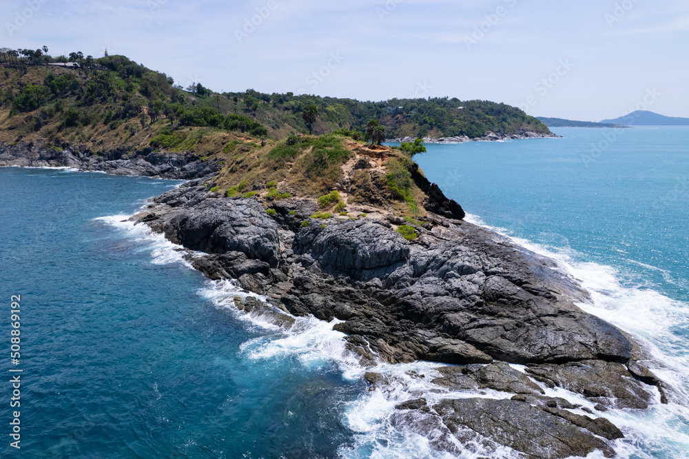 普吉岛海岸鸟瞰图。美丽的海面令人惊叹的海浪海景山