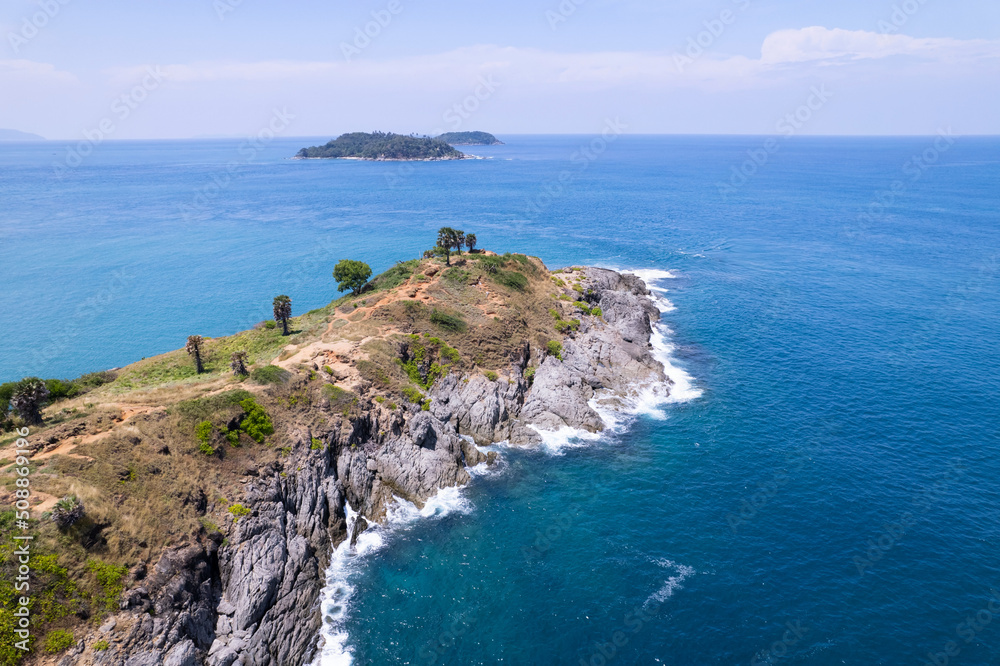 普吉岛海岸鸟瞰图。美丽的海面令人惊叹的海浪海景山