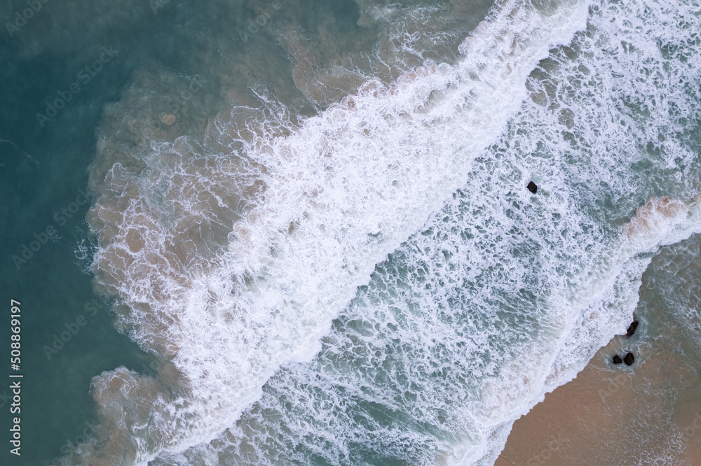 鸟瞰沙滩和海浪Aeria拍摄的夏季早晨美丽的热带海洋