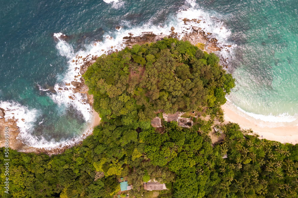 海浪冲击的鸟瞰图海岸岩石上白色泡沫的波浪俯视图岩石海岸