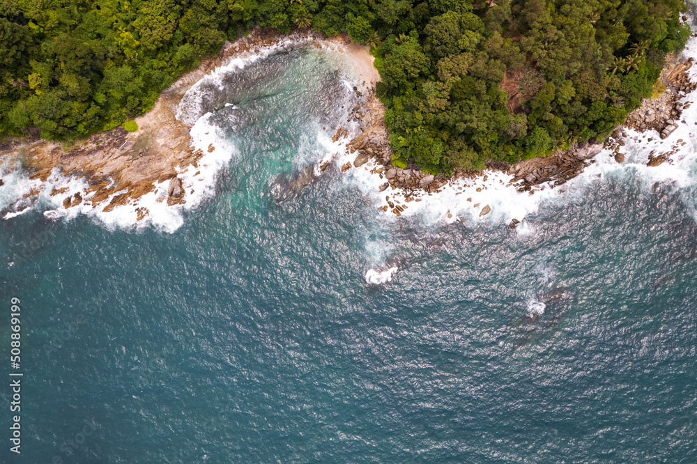 海浪冲击的鸟瞰图海岸岩石上白色泡沫的波浪俯视图岩石海岸