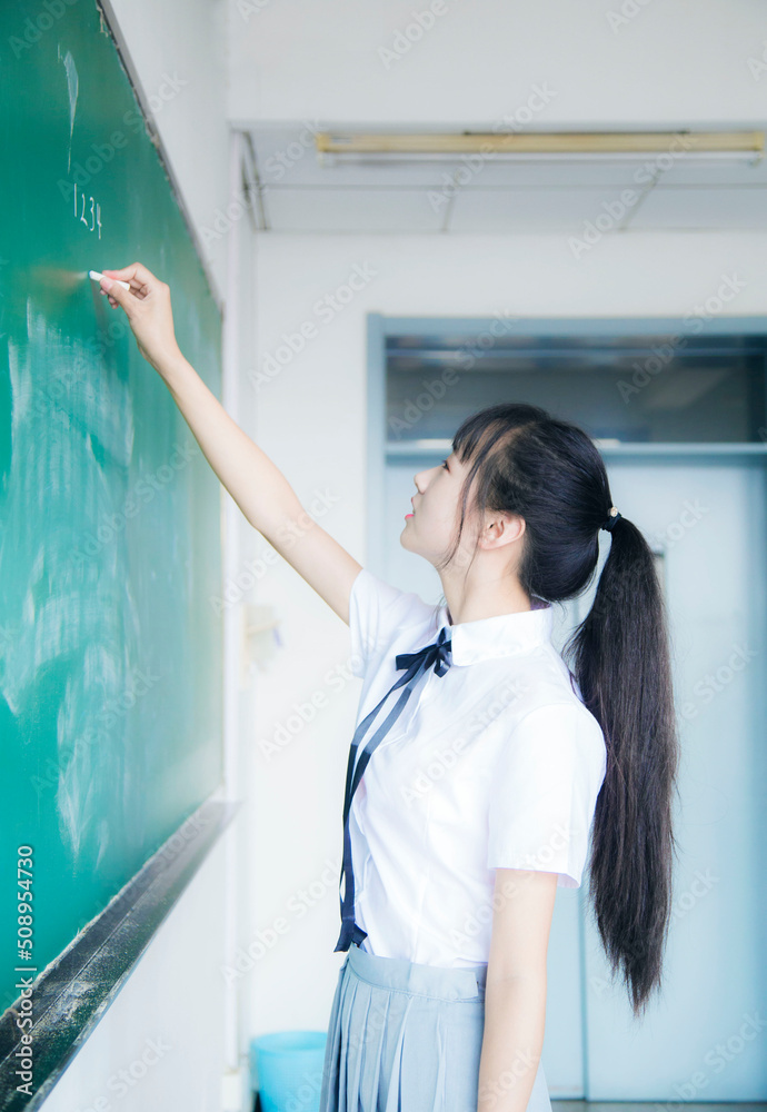 里面是一个穿着JK制服的女孩