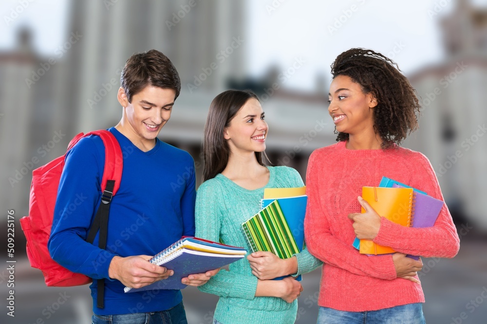 青少年学生在课后聚在一起，在户外聊天，享受乐趣