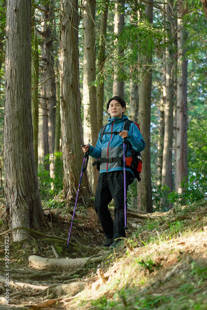 一人で登山する男性