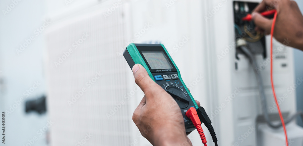 Air conditioner technicians use a multimeter to check electricity and Part of the preparation to ins