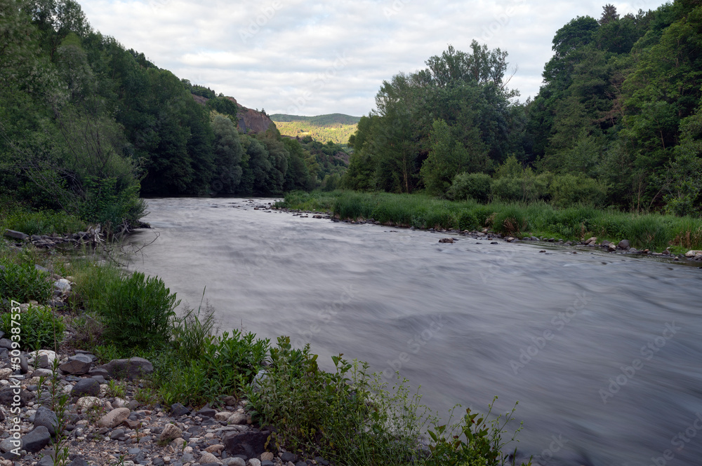 La rivière sauvage de lAllier dans le département de la Haute-Loire en France au printemps