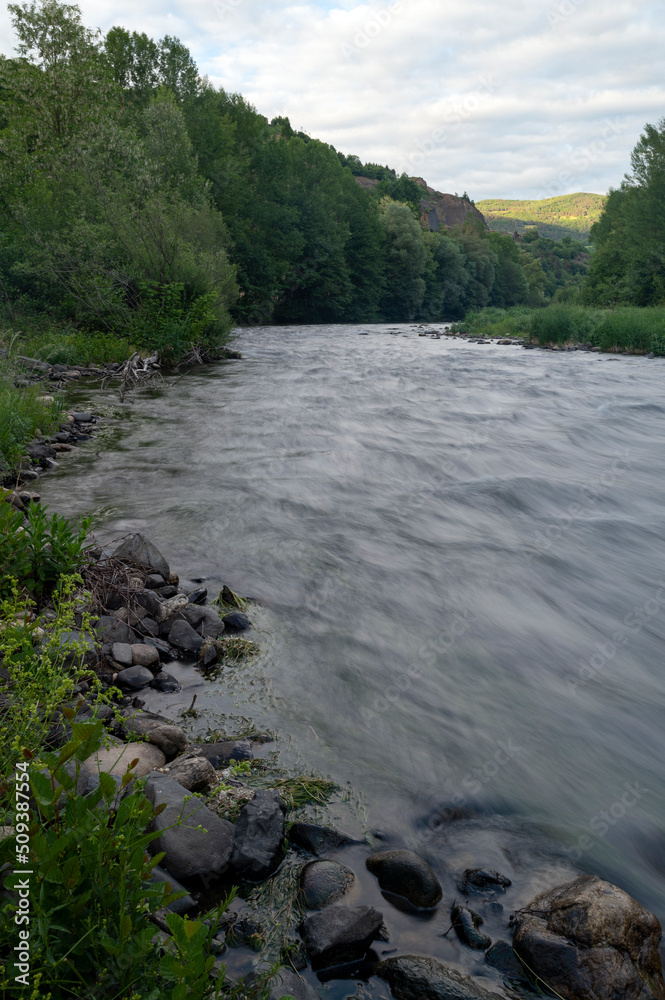 La rivière sauvage de lAllier dans le département de la Haute-Loire en France au printemps