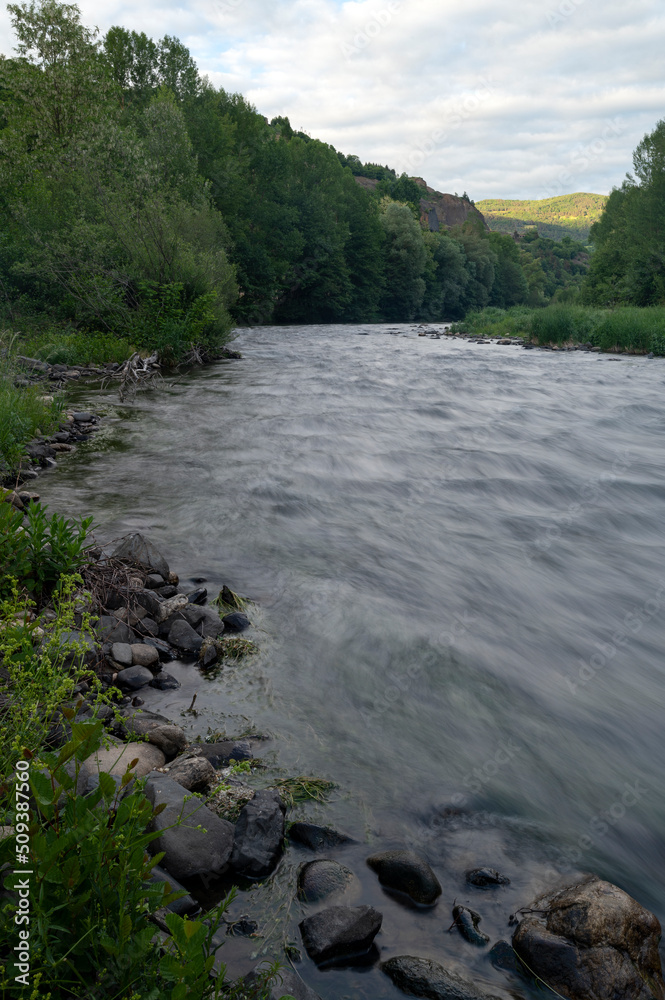 La rivière sauvage de lAllier dans le département de la Haute-Loire en France au printemps