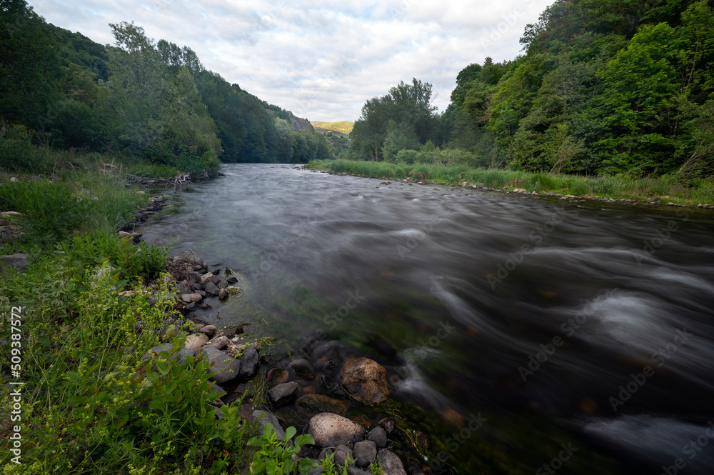 La rivière sauvage de lAllier dans le département de la Haute-Loire en France au printemps