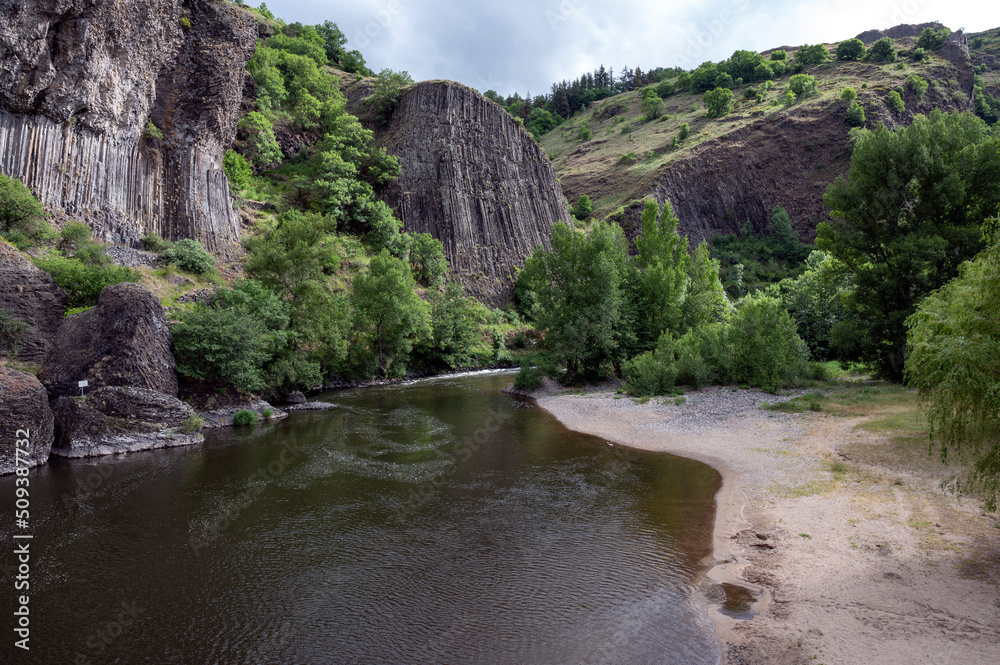 La rivière Allier devant les colonnes basaltiques de Prades dans le département de la haute-Loire en