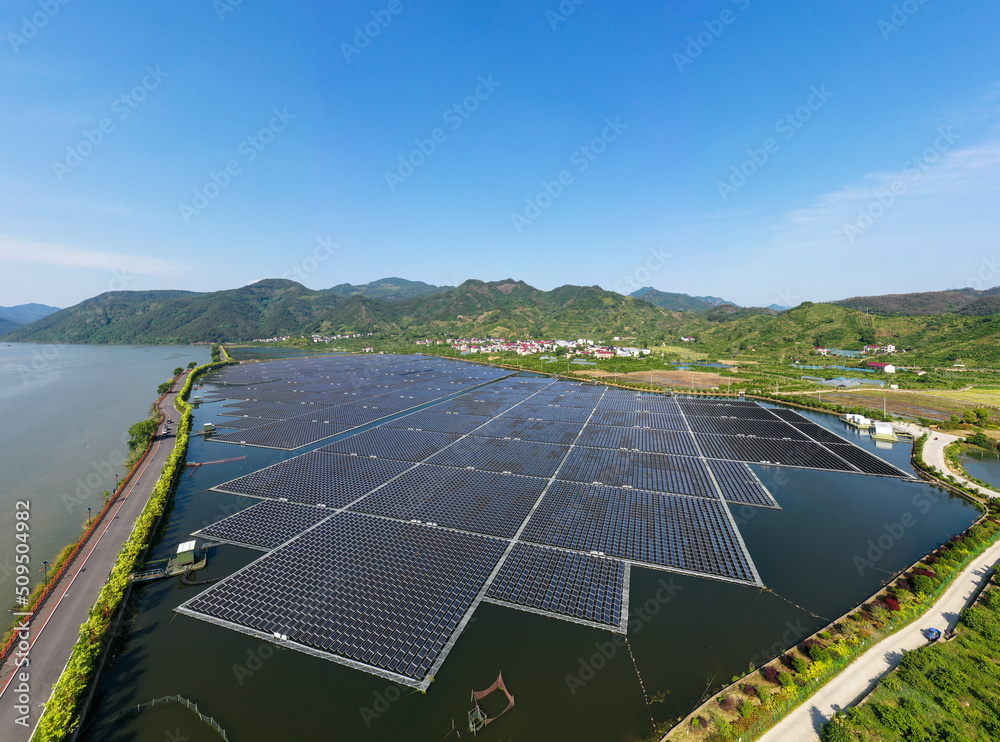 池塘里的太阳能电池板