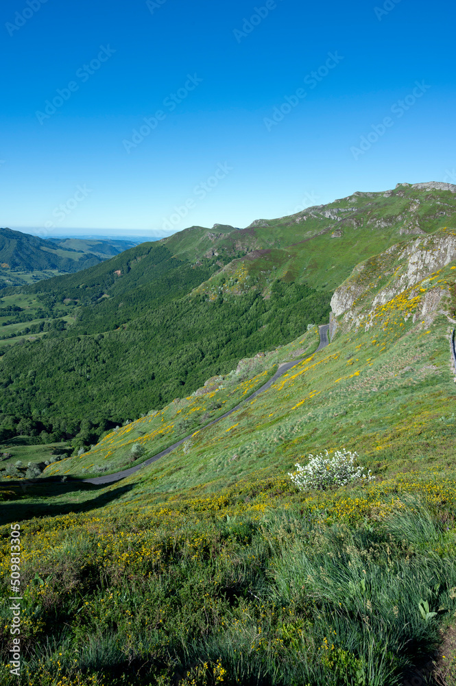 Paysage des Monts du Cantal au printemps dans le Parc Régional Naturel des Volcans dAuvergne en Fra