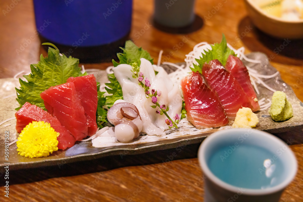 日本酒と美味しそうな刺身