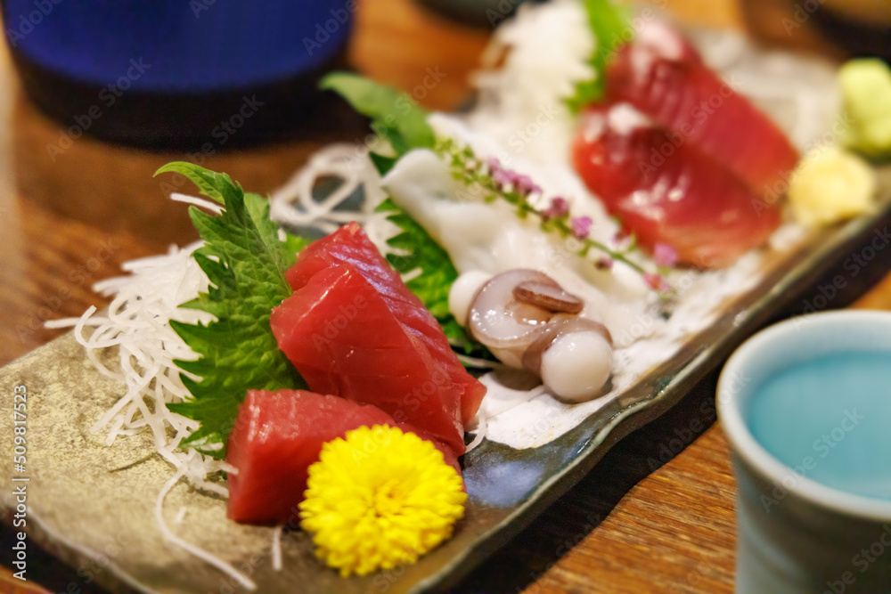 日本酒と美味しそうな刺身