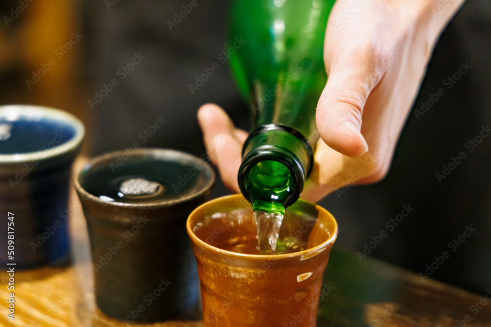 お猪口に注ぐ美味しそうな日本酒