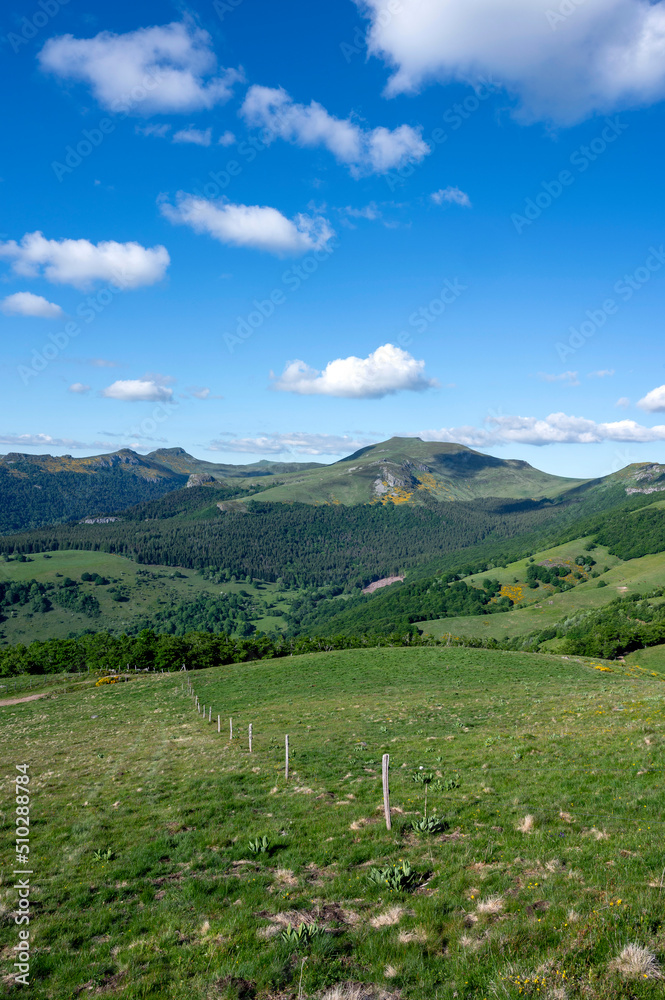 Paysage des crêtes des Monts du Cantal autour du col de Legal au printemps en Auvergne en France