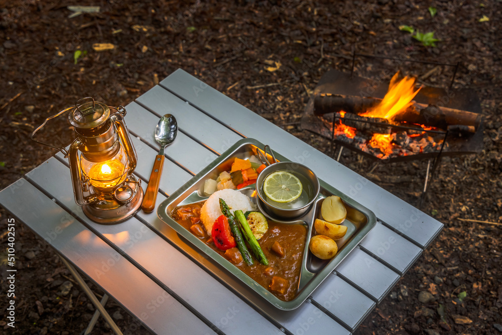 キャンプでカレーライス  Typical camping food, curry and rice