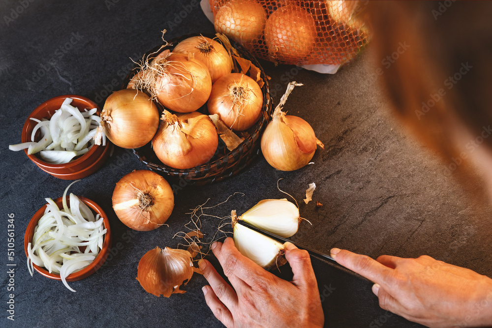 Cebollas y rodajas sobre tabla de cortar de madera. Fondo de alimentos saludables. Un montón de cebo