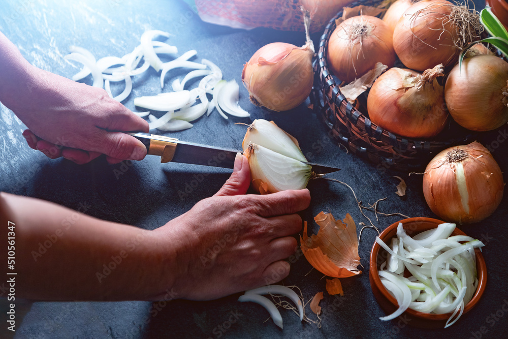 Cebollas y rodajas sobre tabla de cortar de madera. Fondo de alimentos saludables. Un montón de cebo