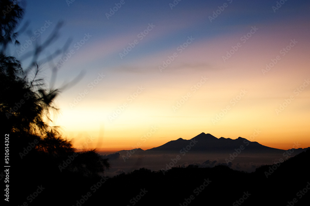 印度尼西亚巴厘岛巴图尔火山的美丽日出。