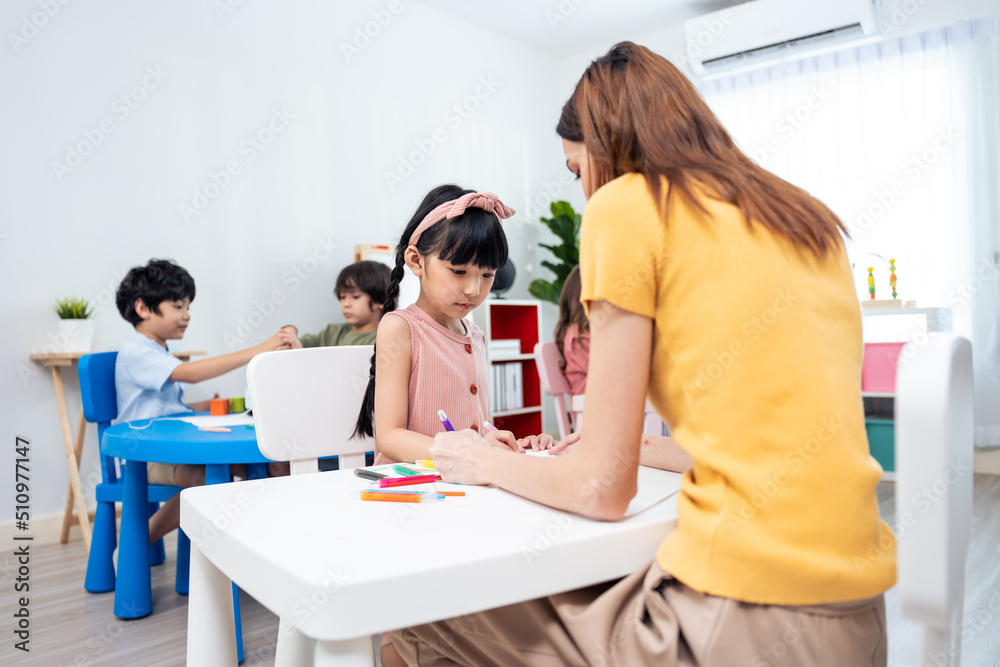 亚洲美女女教师在学校给孩子上课