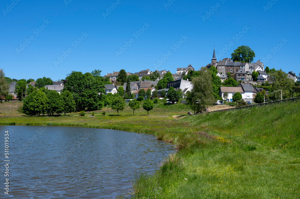 Le petite ville pittoresque de la Tour-dAuvergne dans le département du Puy-de-Dôme au printemps au