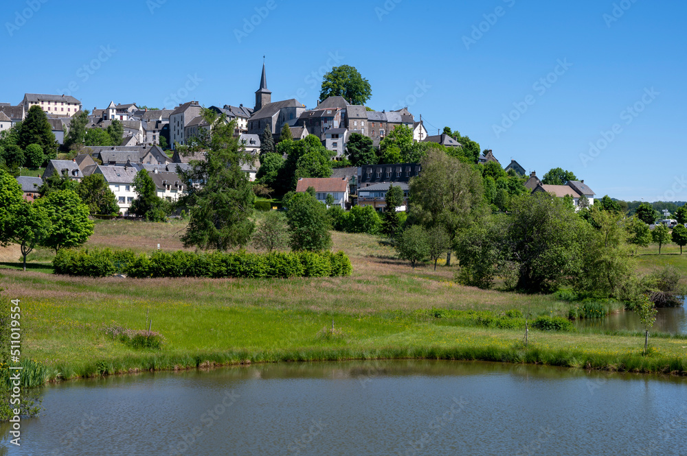 Le petite ville pittoresque de la Tour-dAuvergne dans le département du Puy-de-Dôme au printemps au