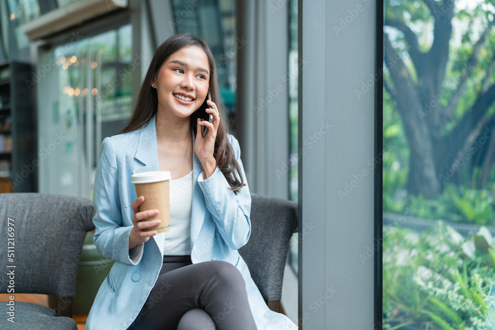 聪明迷人的亚洲女性商务女性休闲布自由职业休闲休闲工作