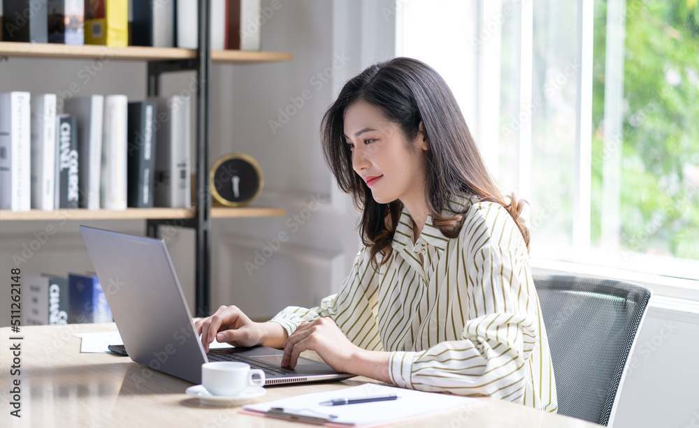 年轻的亚洲商业女性在办公室工作的形象