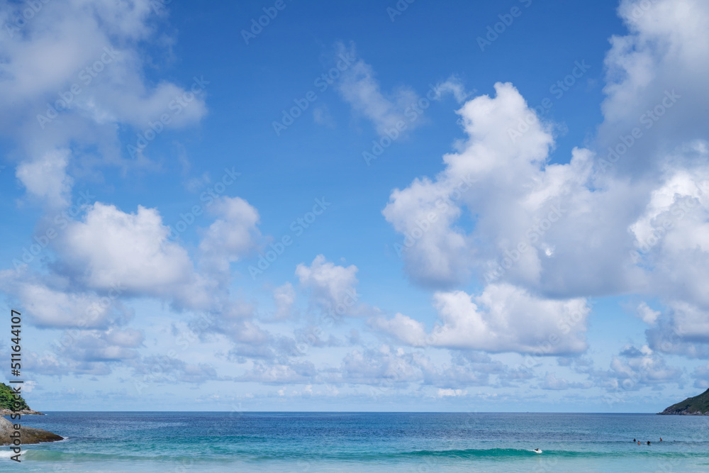 蓝天白云，碧海山水，夏日问候背景