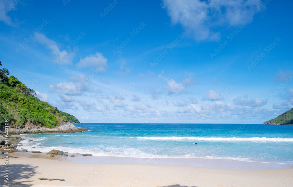 夏日海洋季节问候背景。蓝色海洋和蓝天背景的热带沙滩