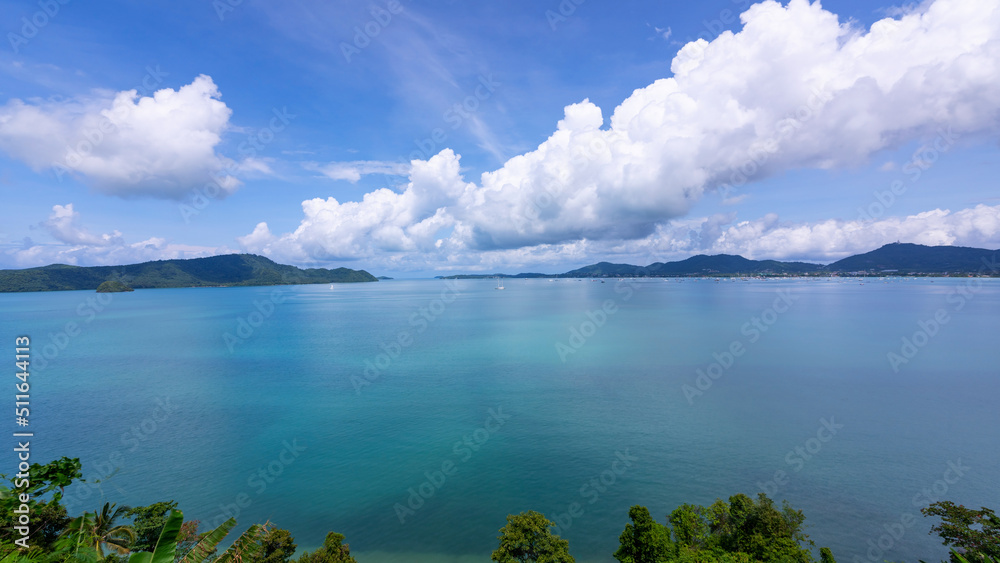 夏季美丽的海洋无人机鸟瞰景观自然景观。令人惊叹的海天背景