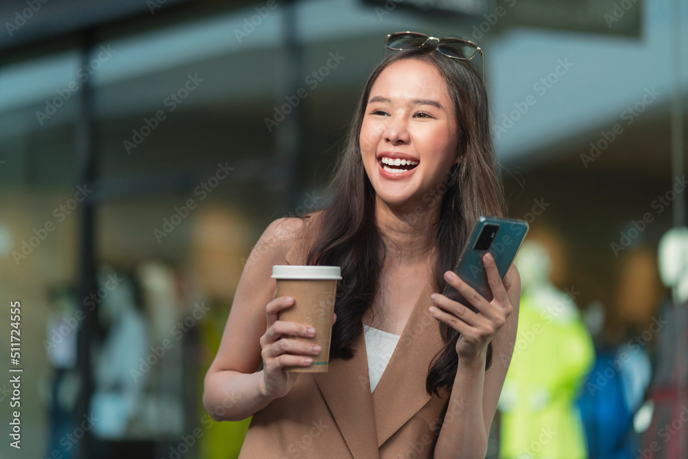 亚洲女性休闲放松数字游牧民自由职业外籍程序员智能休闲布边走边走