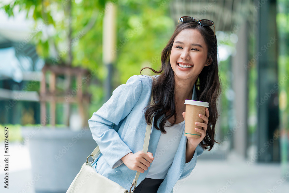 亚洲女性休闲放松数字游牧民自由职业外籍程序员智能休闲布边走边走