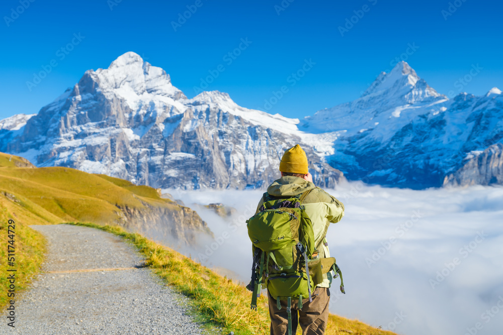 背着背包上山的游客。在高山上徒步旅行。旅行和冒险