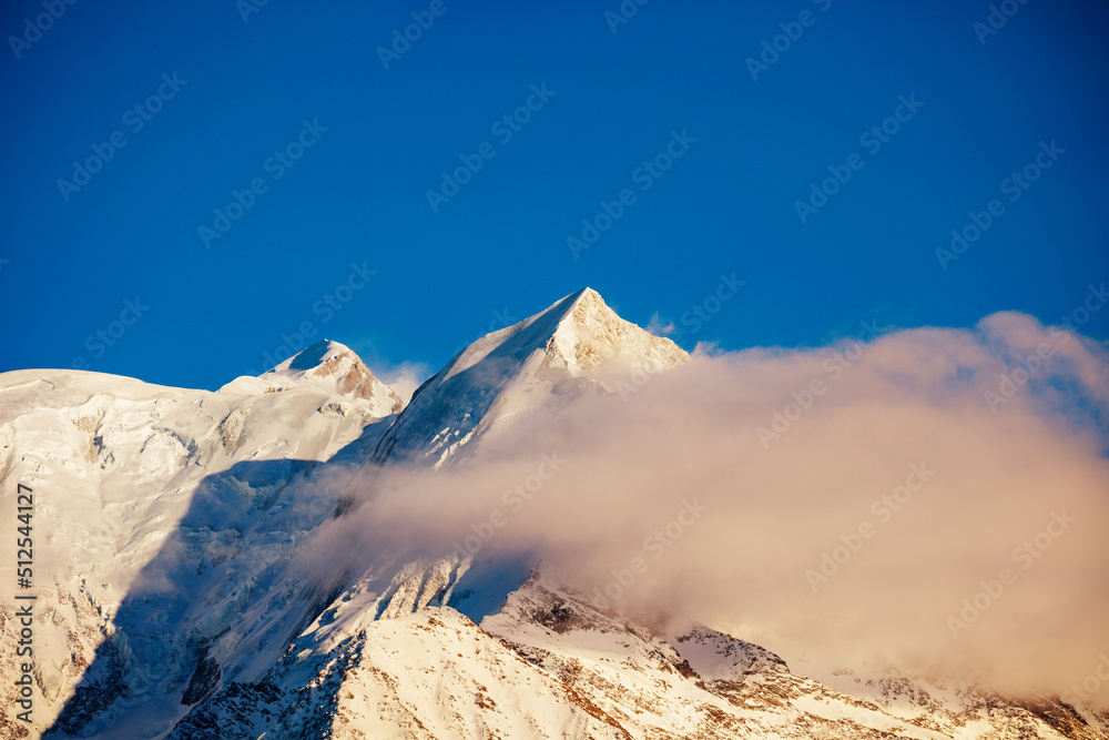 日落云中的勃朗峰Aiguille de Bionnassay峰