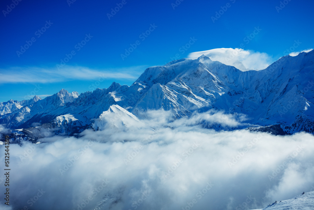 在阿尔卑斯山脉的山峰上俯瞰云层