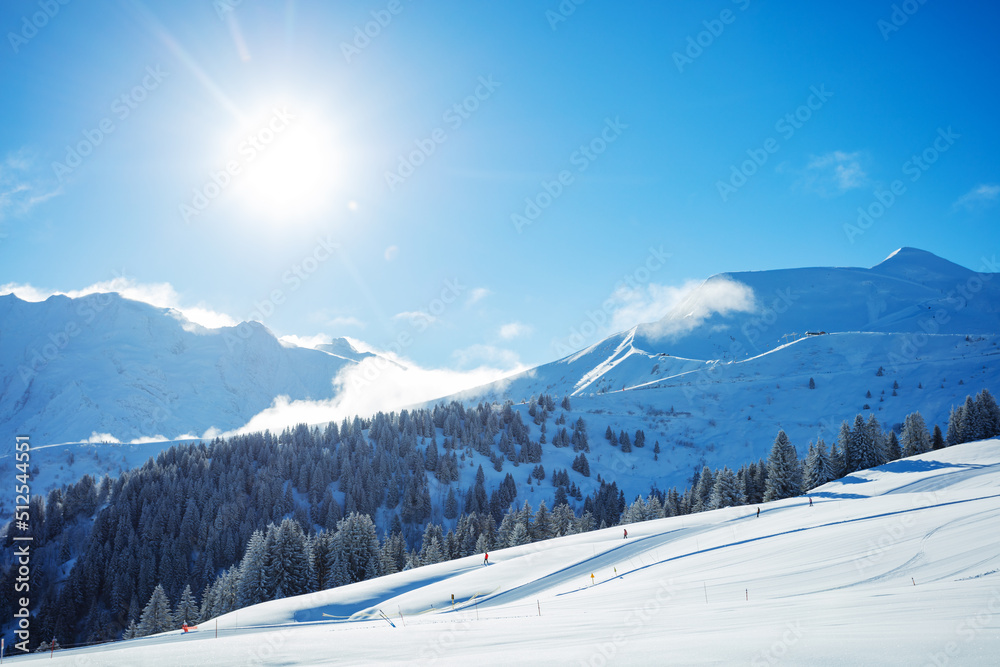 冬季高山景观，滑雪道和明亮的阳光