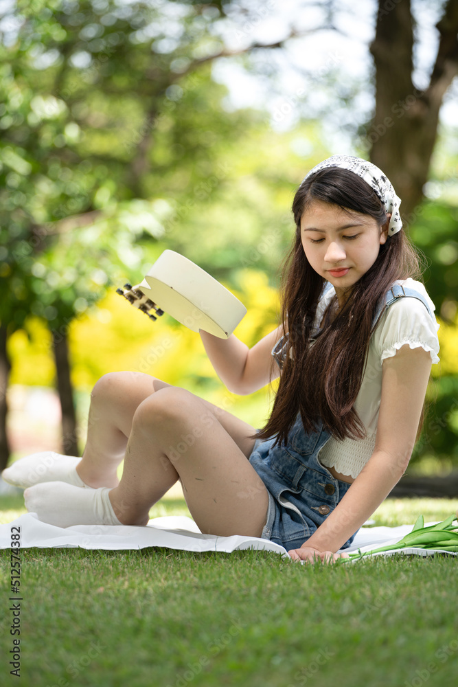 照片传送微笑的女孩在绿色公园绿色城市公园春天微笑梦幻，微笑年轻的布鲁