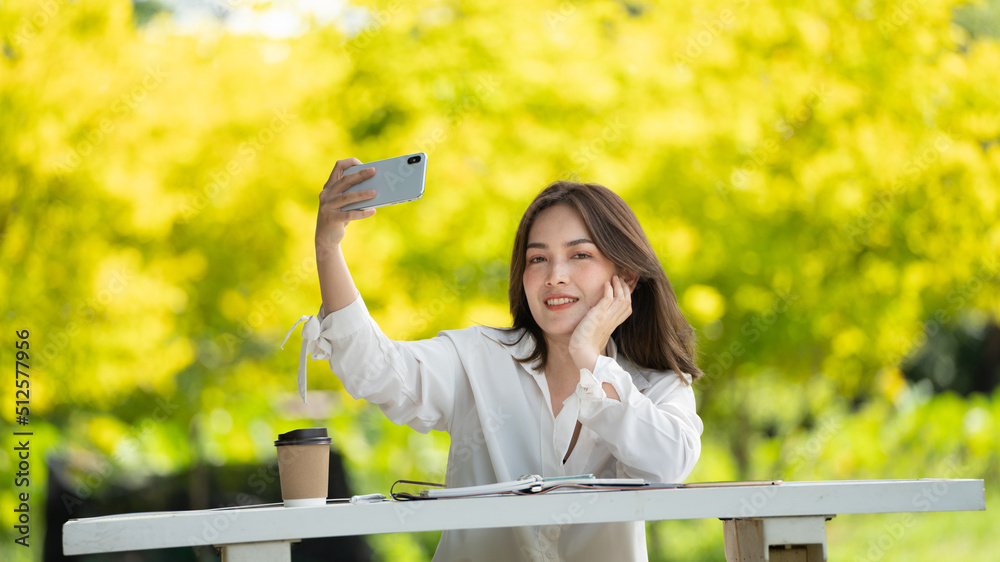 年轻时尚的女人喝咖啡，用纸杯，去公园，年轻人，女汉