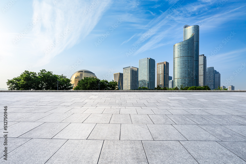 中国杭州，空荡荡的广场层和城市天际线，现代商业建筑。