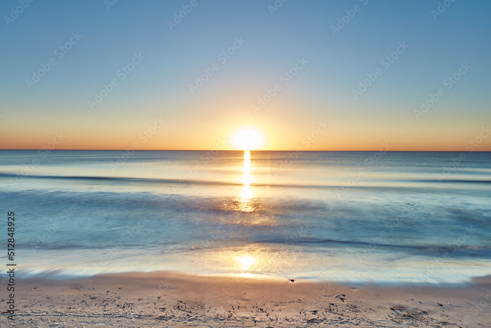 丹麦日德兰半岛西海岸美丽的复制空间。海浪冲上了年海滩的海岸