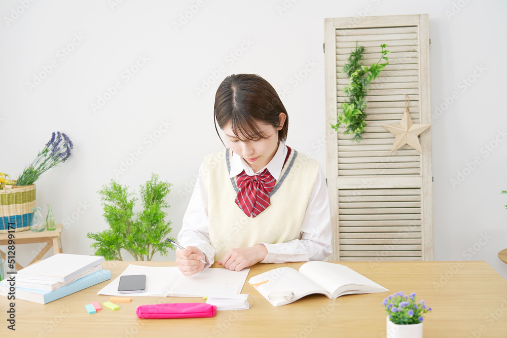 自宅で勉強する女子高生