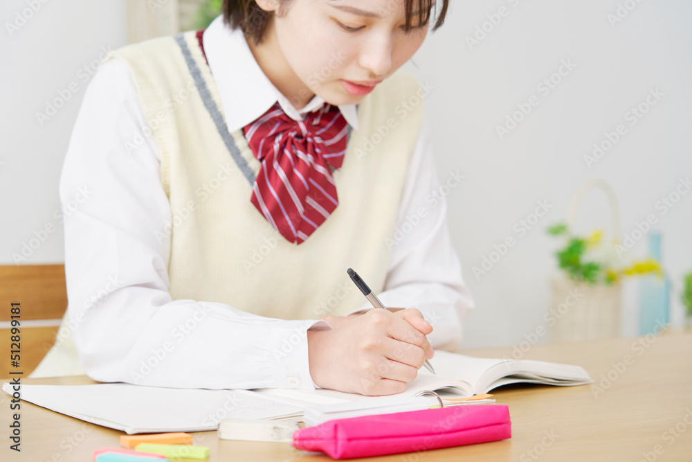 自宅で勉強する女子高生