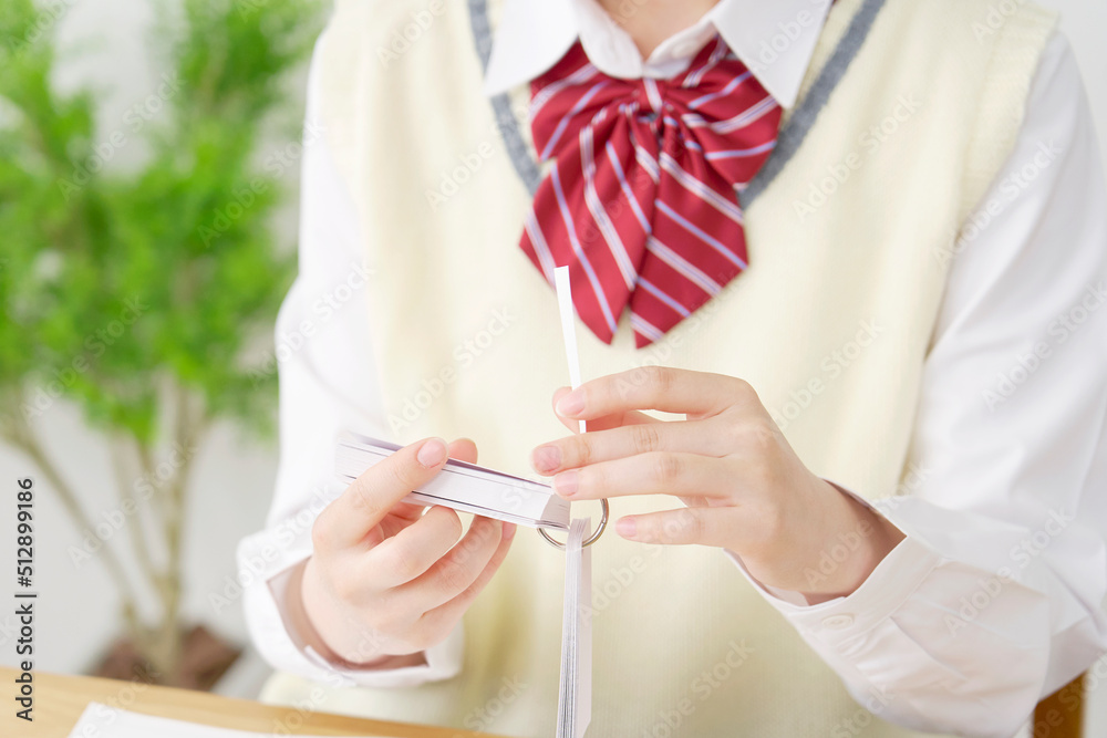 単語帳で勉強する女子高生の手元