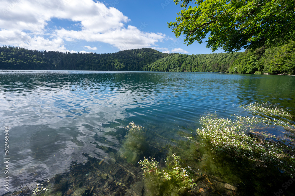 Lac volcanique Pavin en Auvergne, dans le département du Puy-de-Dôme dans les Monts Dore au printemp