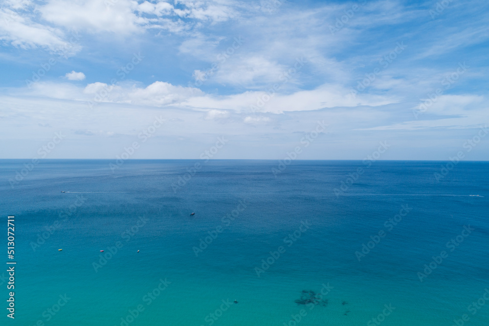 美丽的海水表面蓝天背景。鸟瞰大海景观